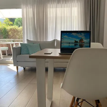 Aristotelia Gi Ikies - Poolside Retreats Daire Olympiada