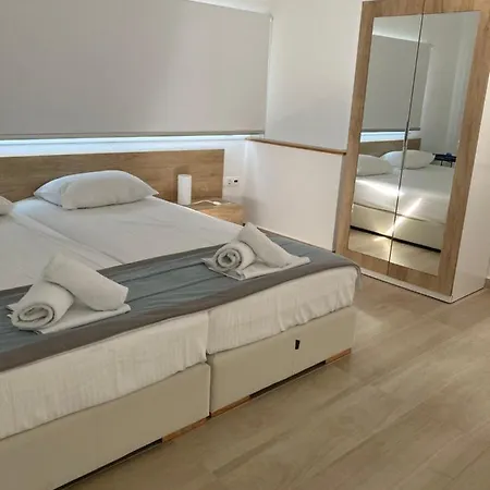 Aristotelia Gi Ikies - Poolside Retreats Daire