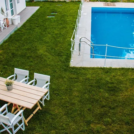 Aristotelia Gi Ikies - Poolside Retreats Apartment *