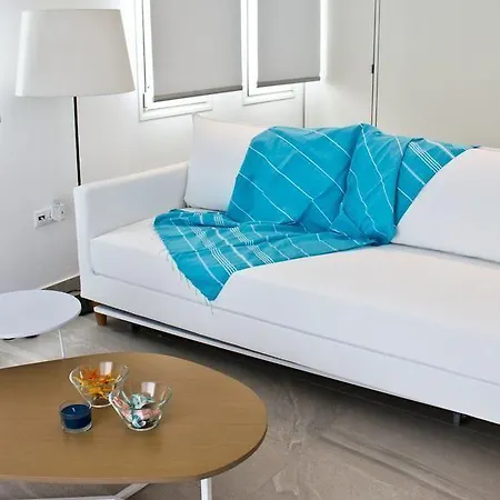 Aristotelia Gi Ikies - Poolside Retreats 아파트