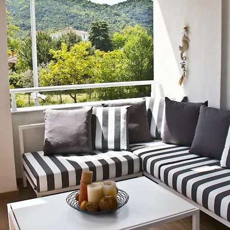 Aristotelia Gi Ikies - Poolside Retreats 아파트