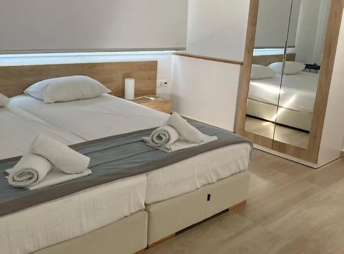 Aristotelia Gi Ikies - Poolside Retreats Apartament