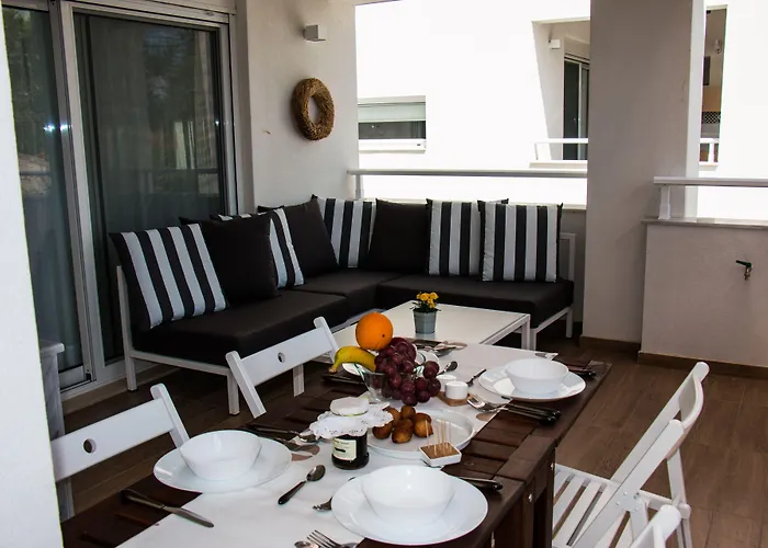 Aristotelia Gi Ikies - Poolside Retreats Apartament