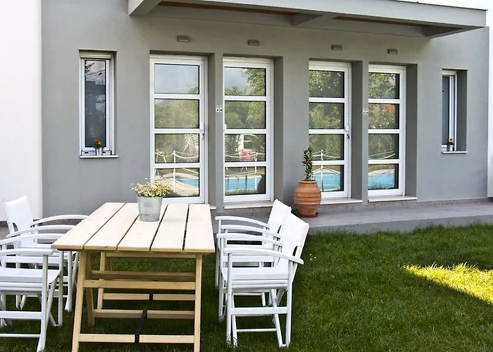 Aristotelia Gi Ikies - Poolside Retreats *