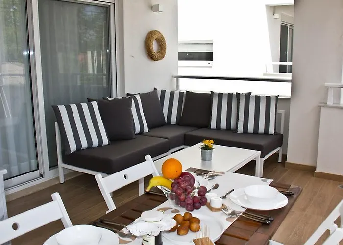 Aristotelia Gi Ikies - Poolside Retreats *