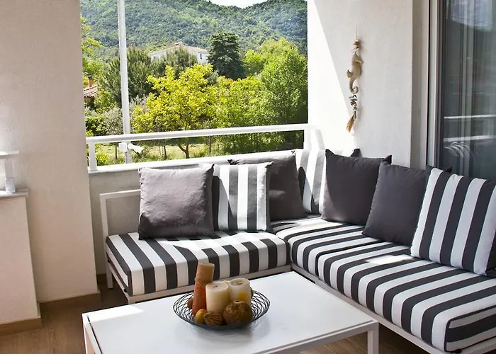 Aristotelia Gi Ikies - Poolside Retreats Apartament