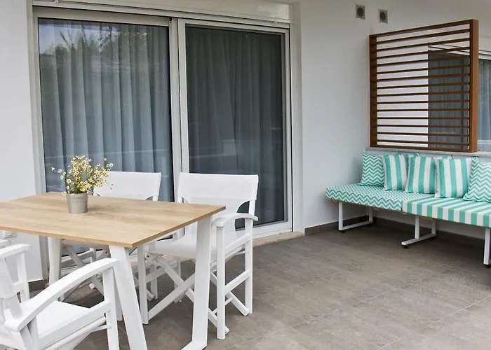 Aristotelia Gi Ikies - Poolside Retreats * Olympiada