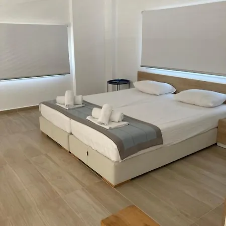 Aristotelia Gi Ikies - Poolside Retreats Apartment *