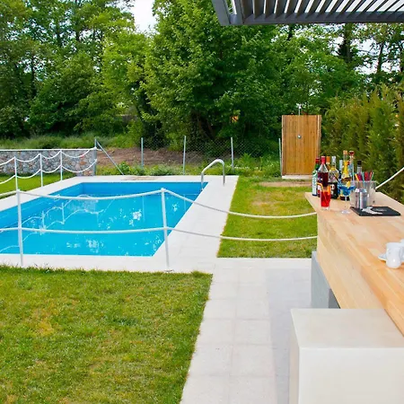 Aristotelia Gi Ikies - Poolside Retreats Apartment *