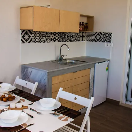 Aristotelia Gi Ikies - Poolside Retreats Apartment