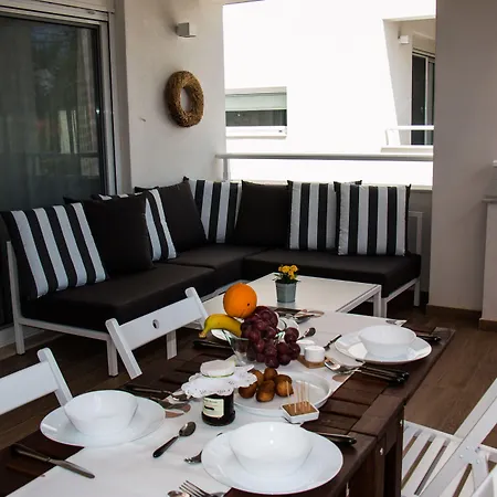 Aristotelia Gi Ikies - Poolside Retreats Apartment