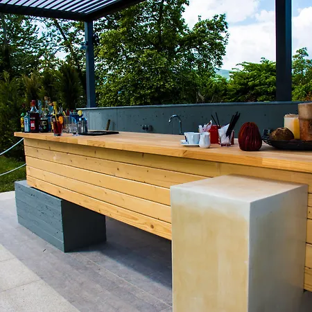 Aristotelia Gi Ikies - Poolside Retreats Apartment