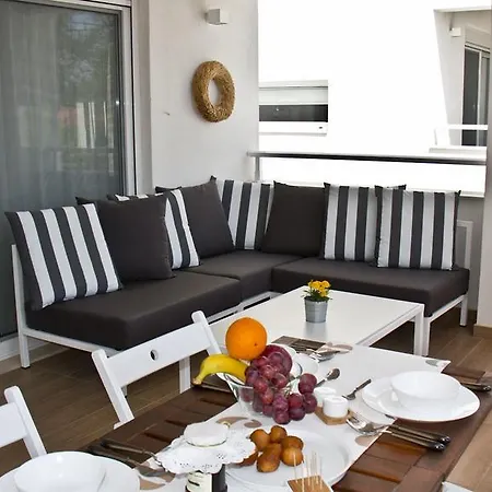 Aristotelia Gi Ikies - Poolside Retreats *